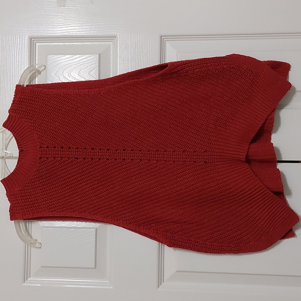 Express knit pullover sweater vest size M in a cranberry color